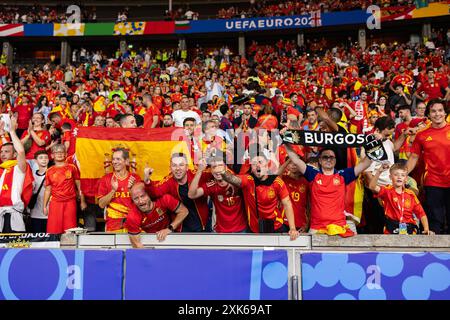Die Fans Spaniens feiern den Sieg der UEFA EURO 2024 beim Endspiel der UEFA EURO 2024 zwischen Spanien und England im Olympiastadion Berlin in Berlin, Germa Stockfoto