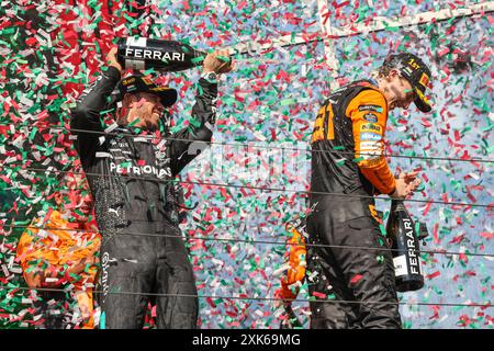 Mogyorod, Ungarn. Juli 2024. Formel 1 großer Preis von Ungarn in Hungaroring, Ungarn. Im Bild: Oscar Piastri (aus) vom Formel-1-Team McLaren und Lewis Hamilton (GBR) vom Mercedes-AMG PETRONAS F1-Team © Piotr Zajac/Alamy Live News Stockfoto