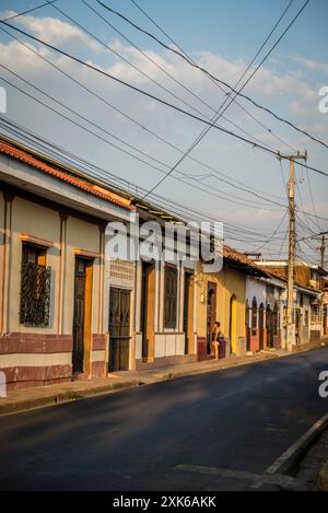 Straße mit typischen Wohnhäusern im Stadtzentrum der Kolonialzeit, Leon, Nicaragua Stockfoto