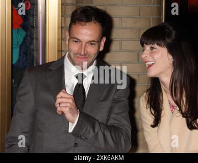 Jonny Lee Miller und Michele Hicks nehmen am 2. November 2009 an der „Only Make Believe“-Gala zum 10. Jahrestag im Shubert Theatre in New York Teil. Foto: Henry McGee/MediaPunch Stockfoto