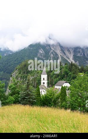 Pürgg, Steiermark, Österreich. Pürgg mit Blick auf das Grimming. Die Pfarrkirche Pürgg befindet sich im Dorf Pürgg in der Gemeinde Stainach-Pürgg im Landkreis Liezen in der Steiermark Stockfoto