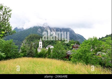 Pürgg, Steiermark, Österreich. Pürgg mit Blick auf das Grimming. Die Pfarrkirche Pürgg befindet sich im Dorf Pürgg in der Gemeinde Stainach-Pürgg im Landkreis Liezen in der Steiermark Stockfoto