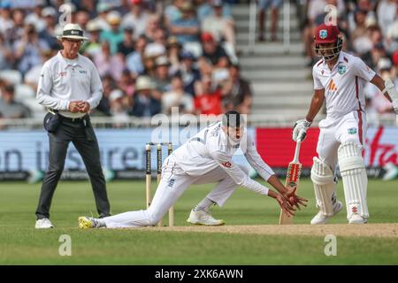 Shoaib Bashir aus England spielt seinen eigenen Ball während des Rothesay Test Match Day Four Match England vs West Indies in Trent Bridge, Nottingham, Großbritannien, 21. Juli 2024 (Foto: Mark Cosgrove/News Images) Stockfoto