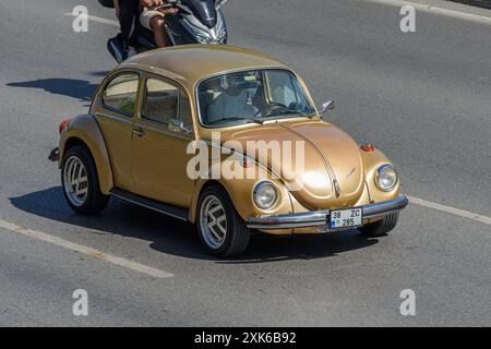 ISTANBUL, TÜRKEI - 7. JULI 2024: Der Volkswagen Käfer 1964 auf der Autobahn. Stockfoto