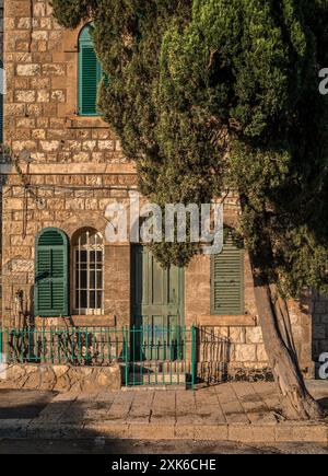 Typische Steinhäuser und Architektur in der Deutschen Kolonie in Haifa Stockfoto