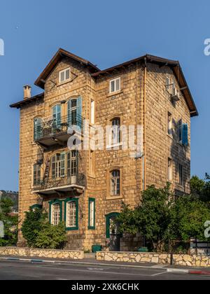 Typische Steinhäuser und Architektur in der Deutschen Kolonie in Haifa Stockfoto