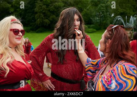 Preston, Lancashire, Großbritannien. Juli 2024. Der „Must Wuthering Heights Day Ever“ – Kate Bush Appreciation Day im Miller Park, Preston, Lancashire, Großbritannien. Quelle: Garry Cook/Alamy Live News Stockfoto