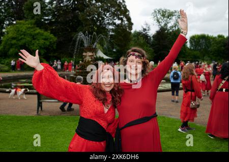 Preston, Lancashire, Großbritannien. Juli 2024. Der „Must Wuthering Heights Day Ever“ – Kate Bush Appreciation Day im Miller Park, Preston, Lancashire, Großbritannien. Quelle: Garry Cook/Alamy Live News Stockfoto