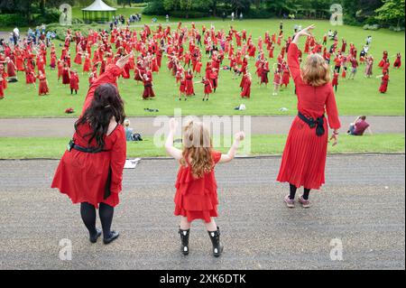 Preston, Lancashire, Großbritannien. Juli 2024. Der „Must Wuthering Heights Day Ever“ – Kate Bush Appreciation Day im Miller Park, Preston, Lancashire, Großbritannien. Quelle: Garry Cook/Alamy Live News Stockfoto