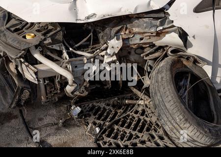 Detaillierte Ansicht des beschädigten Fahrzeugs nach einem Unfall, freigelegt von zerquetschten Motorteilen, verwickelten Wrackteilen. Ideal für den Einsatz in Materialien zur Verkehrssicherheit Stockfoto