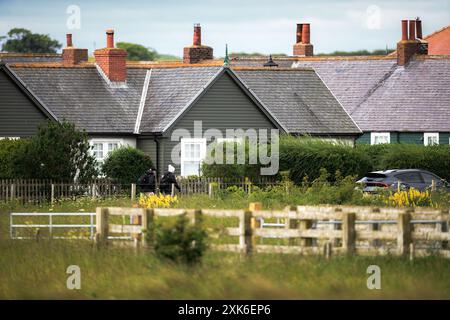 Bilder von Bamburgh, England und der ländlichen Landschaft in der Nähe des Dorfes. Stockfoto