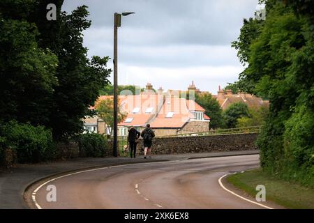 Bilder von Bamburgh, England und der ländlichen Landschaft in der Nähe des Dorfes. Stockfoto