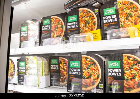 Los Angeles, Kalifornien, Vereinigte Staaten - 18.03.2021: Eine Ansicht mehrerer Boxen mit gesunden Choice Power Bowls, die in einem örtlichen Lebensmittelgeschäft ausgestellt werden. Stockfoto