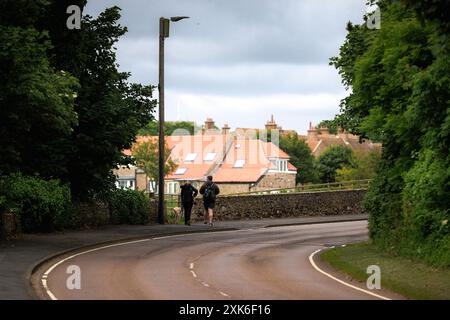 Bilder von Bamburgh, England und der ländlichen Landschaft in der Nähe des Dorfes. Stockfoto