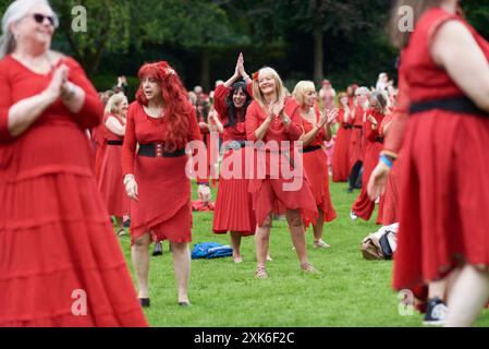 Preston, Lancashire, Großbritannien. Juli 2024. Der „Must Wuthering Heights Day Ever“ – Kate Bush Appreciation Day im Miller Park, Preston, Lancashire, Großbritannien. Quelle: Garry Cook/Alamy Live News Stockfoto