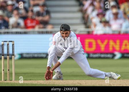 Nottingham, Großbritannien. Juli 2024. Shoaib Bashir aus England spielt seinen eigenen Ball während des Rothesay Test Match Day Four Match England vs West Indies in Trent Bridge, Nottingham, Großbritannien, 21. Juli 2024 (Foto: Mark Cosgrove/News Images) in Nottingham, Großbritannien am 21. Juli 2024. (Foto: Mark Cosgrove/News Images/SIPA USA) Credit: SIPA USA/Alamy Live News Stockfoto