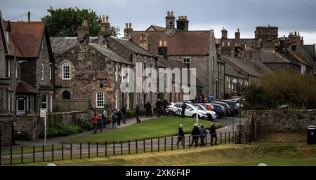 Bilder von Bamburgh, England und der ländlichen Landschaft in der Nähe des Dorfes. Stockfoto