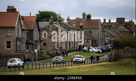 Bilder von Bamburgh, England und der ländlichen Landschaft in der Nähe des Dorfes. Stockfoto