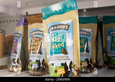 Los Angeles, Kalifornien, USA - 18.03.2021: Ein Blick auf mehrere Pakete von Ben und Jerrys halb gebackenen Brocken im Laden. Stockfoto