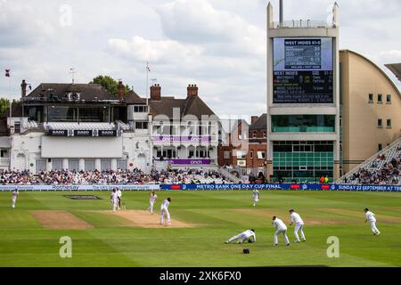 Nottingham, England. Juli 2024. Der Engländer Jamie Smith holt sich den Fang von Jeremiah Louis aus West Indies beim Bowling von Chris Woakes während des Rothesay Men's Second Test Match Day 4 zwischen England und West Indies an der Trent Bridge. Quelle: Ben Whitley/Alamy Live News Stockfoto