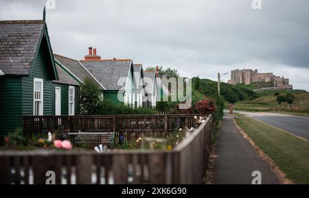 Bilder von Bamburgh, England und der ländlichen Landschaft in der Nähe des Dorfes. Stockfoto