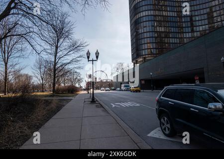 Chicago, IL, USA - März 2019: Cityscape Symphony: E Grand Ave Street View mit Lake Point Tower und Centennial Wheel Stockfoto