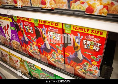 Los Angeles, Kalifornien, USA - 18.03.2021: Eine Ansicht mehrerer Kartons von Kellogg's Froot Loops, ausgestellt in einem örtlichen Lebensmittelgeschäft. Stockfoto