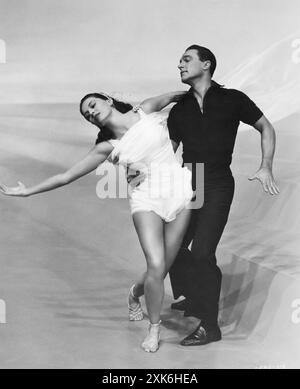 CYD CHARISSE und GENE KELLY in einer Szene aus SINGIN' IN THE RAIN 1952 Regisseur STANLEY DONEN Story von BETTY COMDEN und ADOLPH GREEN Musik und Texte von NACIO HERB BROWN und ARTHUR FREED Costume Design WALTER PLUNKETT Produzent ARTHUR FREED Metro Goldwyn Mayer Stockfoto