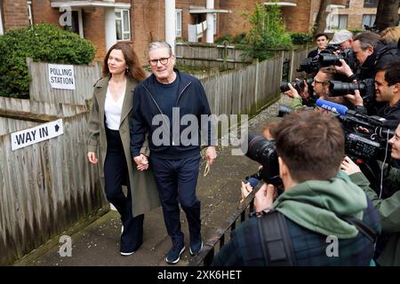 Der Parteichef der Labour Party, Sir Keir Starter, verlässt eine Wahlstation, nachdem er heute Morgen mit Frau Victoria abgestimmt hat. C) Belinda Jiao 07598931257 www.belind Stockfoto