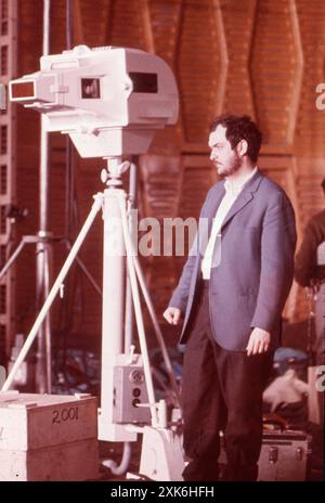 Regisseur STANLEY KUBRICK am Set von 2001: A Space Odyssey 1968 Drehbuch ARTHUR C. CLARKE und STANLEY KUBRICK Stanley Kubrick Productions / Metro Goldwyn Mayer Stockfoto