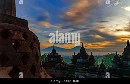 Ruinen des Borobudur-Speicherkomplexes bei Sonnenaufgang. Indonesien Stockfoto