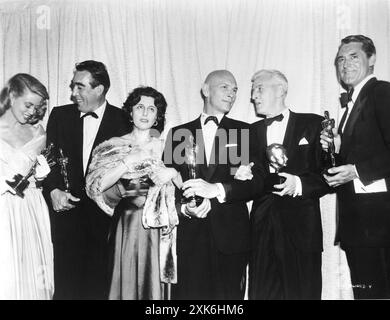 Ein Gruppenfoto, aufgenommen bei den 29. Academy Awards im RKO Pantages Theatre am Mittwoch, den 27. März 1957. Von links nach rechts: DOROTHY MALONE (beste Nebendarstellerin 1956 GESCHRIEBEN AM WIND), ANTHONY QUINN (bester Nebendarsteller 1956 als PAUL GAUGUIN in LUST AUF DAS LEBEN), ANNA MAGNANI (die YUL BRYNNER (DER KÖNIG UND ich) den Preis für den besten Schauspieler 1956 überreichte. Nexr für ihn ist Produzent-BUDDY Adler, der den IRVING THALBERG Memorial Award erhielt und auf der rechten Seite CARY GRANT, der INGRID BERGMANS Best Actress Award für die ANASTASIA 20th Century Fox Public annahm. Stockfoto