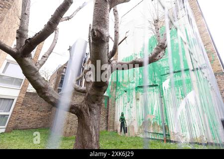 [YouKa0008307] Banksys neuestes Wandgemälde am Christie’s Court an der Hornsey Road in der Nähe des Finsbury Park in Nord-London wurde mit weißer Farbe vandalisiert. Die Stockfoto