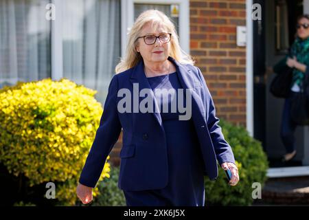 Susan Hall, die Kandidatin des Bürgermeisters von Tory, verlässt heute Morgen ihr Haus in Nord-London, bevor die Wahlergebnisse bekannt gegeben werden. C) BE Stockfoto