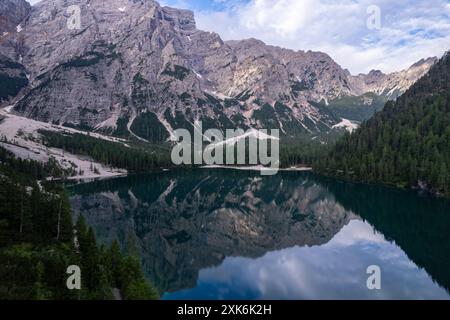 Der Pragser Wildsee (italienisch Pragser Wildsee) ist ein natürlicher See in den Prager Dolomiten Stockfoto