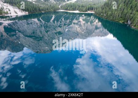 Der Pragser Wildsee (italienisch Pragser Wildsee) ist ein natürlicher See in den Prager Dolomiten Stockfoto