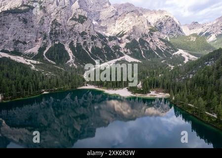 Der Pragser Wildsee (italienisch Pragser Wildsee) ist ein natürlicher See in den Prager Dolomiten Stockfoto