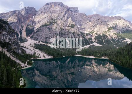 Der Pragser Wildsee (italienisch Pragser Wildsee) ist ein natürlicher See in den Prager Dolomiten Stockfoto