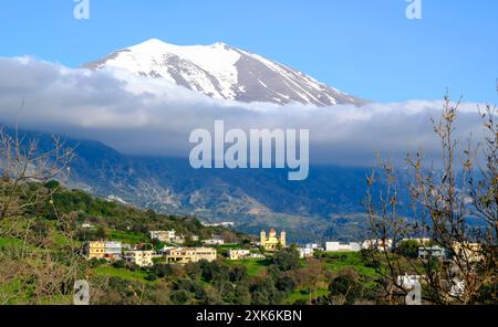 Dorf Agia Fotini mit Kirche vor dem Hintergrund des Ida, Kreta Stockfoto