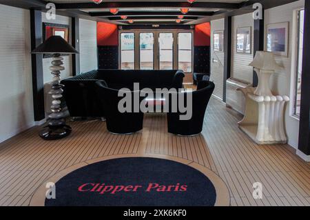 Paris, Frankreich: CLIPPER PARIS, eines der schönsten Flussboote in der Flotte der Boote, die mit offiziellen Delegationen zur Eröffnungszeremonie der Olympischen Spiele auf der seine paraden wird. Dieses großartige Event-Boot der französischen Hauptstadt begrüßt die Delegierten aus Portugal, Katar und Nordkorea. Diese Flotte von Flussbooten, die je nach Größe des Bootes 000 €/200.000 € gemietet werden, wird eine spektakuläre Show im 3. h45 veranstalten, bei der das große Sportereignis eröffnet wird. Die Zeremonie findet zum ersten Mal außerhalb eines Stadions statt und heißt 326.000 Zuschauer und 10.500 Athleten willkommen. Quelle: Kevin Izorce/Alamy Live News Stockfoto