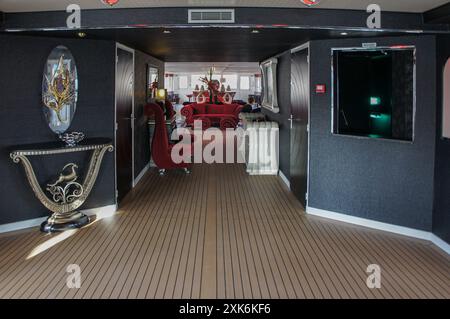 Paris, Frankreich: CLIPPER PARIS, eines der schönsten Flussboote in der Flotte der Boote, die mit offiziellen Delegationen zur Eröffnungszeremonie der Olympischen Spiele auf der seine paraden wird. Dieses großartige Event-Boot der französischen Hauptstadt begrüßt die Delegierten aus Portugal, Katar und Nordkorea. Diese Flotte von Flussbooten, die je nach Größe des Bootes 000 €/200.000 € gemietet werden, wird eine spektakuläre Show im 3. h45 veranstalten, bei der das große Sportereignis eröffnet wird. Die Zeremonie findet zum ersten Mal außerhalb eines Stadions statt und heißt 326.000 Zuschauer und 10.500 Athleten willkommen. Quelle: Kevin Izorce/Alamy Live News Stockfoto