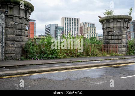 Moderne Hotelgebäude im Stadtzentrum von Glasgow mit alten Brückenstützen im Vordergrund, Schottland, Großbritannien, Europa Stockfoto