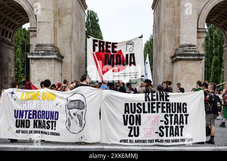 München, Deutschland. Juli 2024. Ein paar Dutzend Aktivisten versammelten sich am 21. Juli 2024 in München für die Freie Maja. Demo. Sie verlangten die Freilassung von Maja T. aus dem Gefängnis in Ungarn und keine Auslieferung anderer Angeklagter an Ungarn. Maja T. soll Menschen verprügelt haben, die sie für Neonazis hielten. Die Demonstranten skandierten Slogans wie „ Boxen von Nazis ist kein Verbrechen/Wir werden dafür kämpfen/und Emotionen frei lassen “. (Foto: Alexander Pohl/SIPA USA) Credit: SIPA USA/Alamy Live News Stockfoto