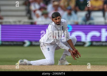 Shoaib Bashir aus England spielt seinen eigenen Ball während des Rothesay Test Match Day Four Match England vs West Indies in Trent Bridge, Nottingham, Großbritannien, 21. Juli 2024 (Foto: Mark Cosgrove/News Images) Stockfoto