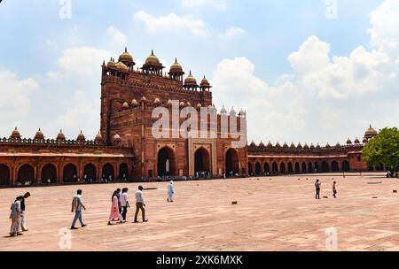 Agra, Uttar Pradesh, Indien. Juli 2024. Fatehpur Sikri, 1569 vom Mogulkaiser Akbar gegründet, war von 1571 bis 1585 Hauptstadt des Mogulreichs. Die umliegende Wand des Jama Masjid in Uttar Pradesh (Foto: © Basit Zargar/ZUMA Press Wire) WIRD NUR REDAKTIONELL VERWENDET! Nicht für kommerzielle ZWECKE! Stockfoto