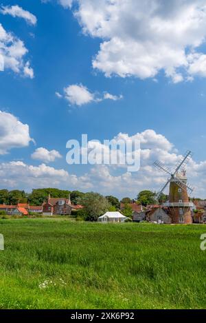 Sehen Sie sich die Porträtdarstellung der Stadt Cley-next-the-Sea in North Norfolk in Großbritannien an einem Sommertag an Stockfoto