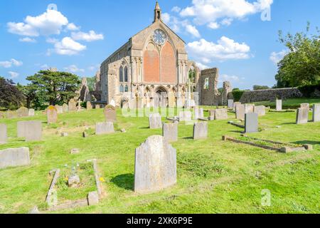 Binham, Norfolk, Vereinigtes Königreich - 19. Juli 2024: Front der Priory Church of St Mary and the Holy Cross in den Ruinen der Binham Priory in Norfolk Stockfoto