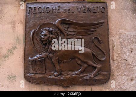 Venedig, Italien - 03. Juni 2024: Republik Venedig Сoat of Arms. Griffin mit Buch. Stockfoto