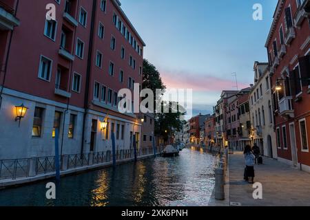 Venedig, Italien - 03. Juni 2024: Blick auf die Stadt zum Kanal am Abend. Stockfoto