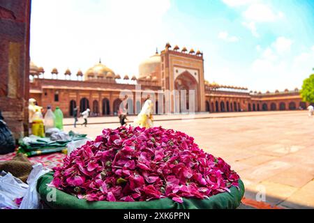 Agra, Uttar Pradesh, Indien. Juli 2024. Fatehpur Sikri, 1569 vom Mogulkaiser Akbar gegründet, war von 1571 bis 1585 Hauptstadt des Mogulreichs. Die umliegende Wand des Jama Masjid in Uttar Pradesh (Foto: © Basit Zargar/ZUMA Press Wire) WIRD NUR REDAKTIONELL VERWENDET! Nicht für kommerzielle ZWECKE! Stockfoto